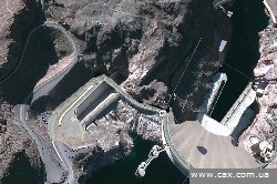 Космический снимок высокого разрешения с наложенным слоем меток автодорог
